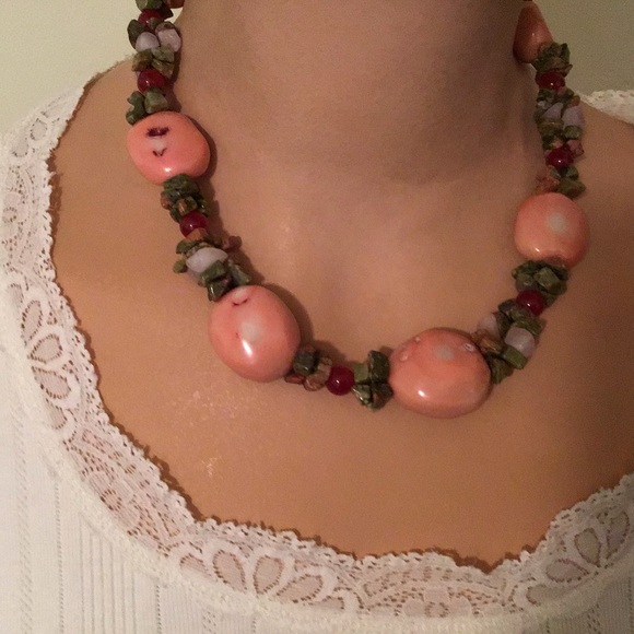 CHUNKY BEADED NECKLACE, PEACH COLORED CENTRAL TONE - Picture 7 of 7